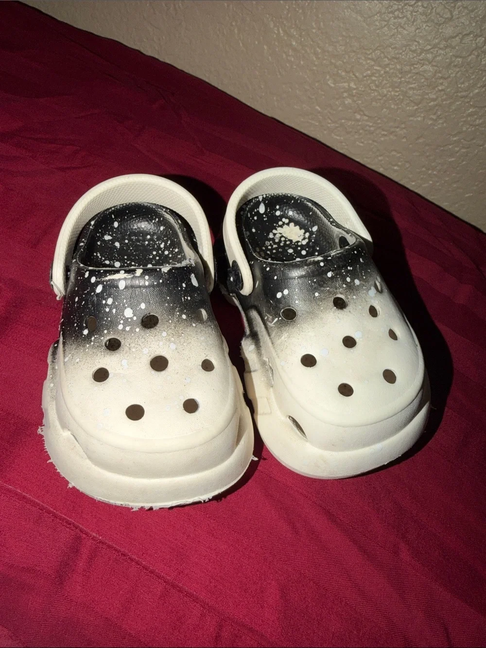 Kids White & Black Paint-Splash Clog Shoes